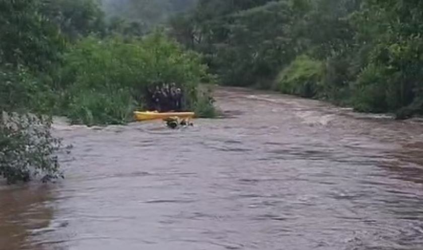 Canoístas são resgatados após cabeça d’água atingir rio de Antonina