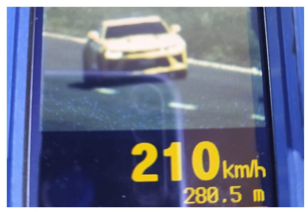 Vidas em risco: carro de luxo é flagrado a 210 km/h na BR-467, em Cascavel