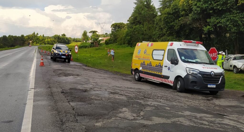 Corpo de idosa morta é ejetado de carro funerário durante acidente na BR-277