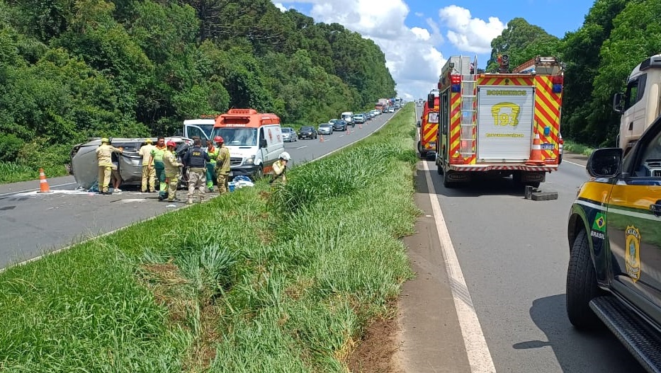 Criança fica ferida após carro capotar em acidente na BR-376, em Ponta Grossa