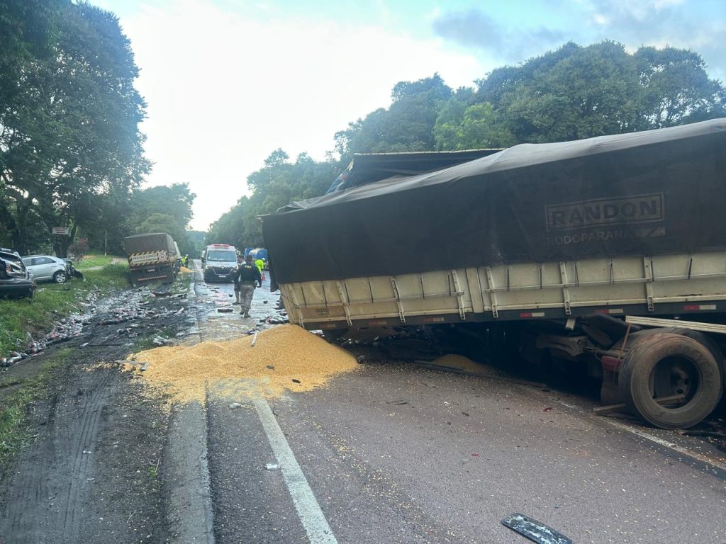 Engavetamento na BR-277 causa bloqueio total 2