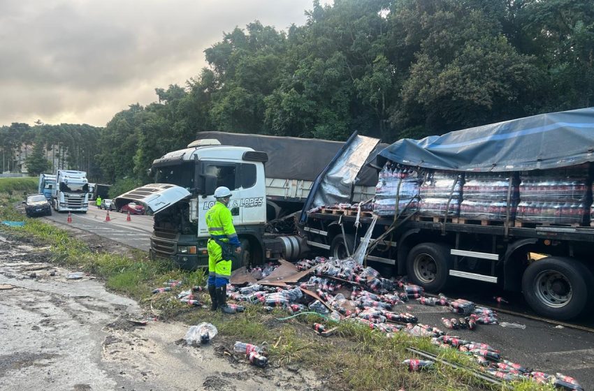 Engavetamento na BR-277 causa bloqueio total