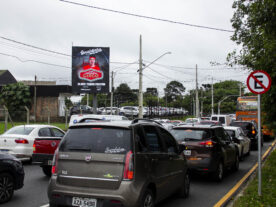 Este é um dos 20 novos painéis digitais instalados pela Midialand em 2024, na Rua Professora Olga Bal mídia ooh curitiba