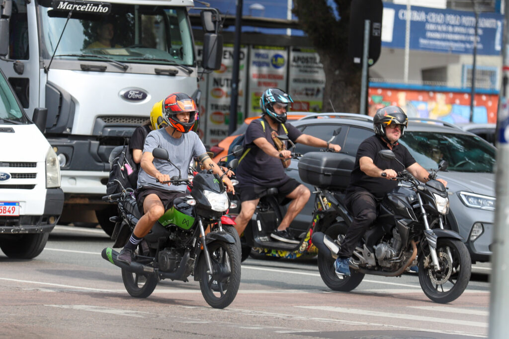 Faixa exclusiva para motos em Curitiba? Entenda a proposta