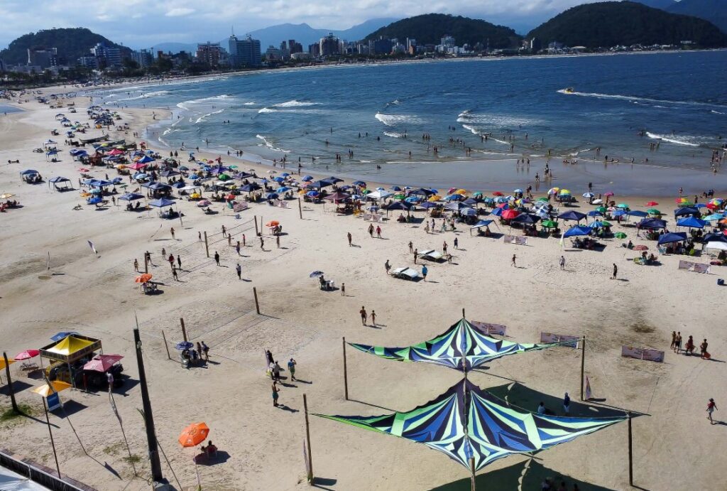 Guarda-vidas salvam, em média, 22 banhistas por dia nas praias do Paraná