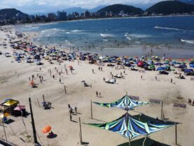 Guarda-vidas resgatam 22 pessoas por dia nas praias do Paraná