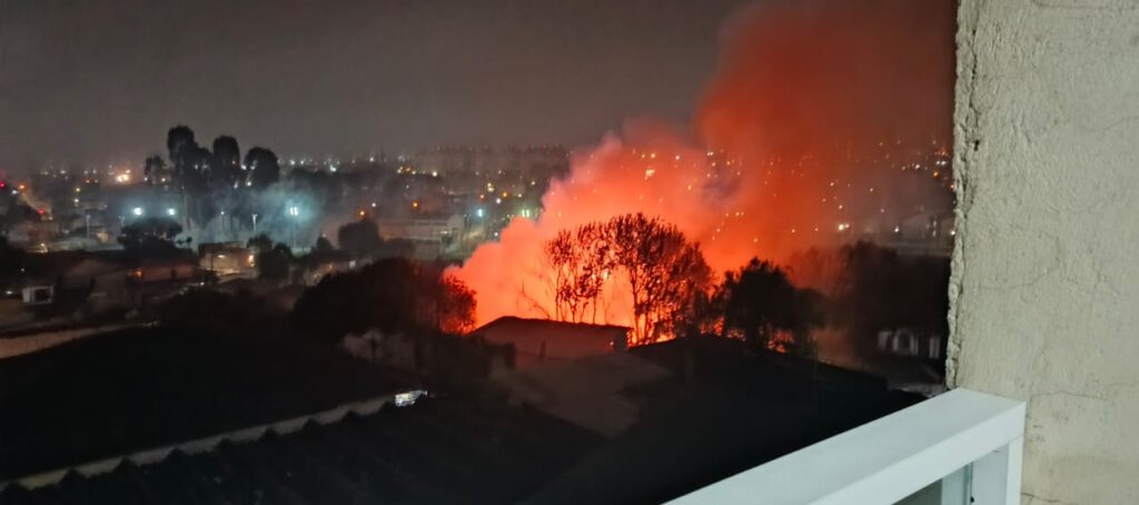 Incêndio de grandes proporções destrói casas no bairro Parolin