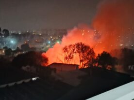 Incêndio de grandes proporções destrói casas no bairro Parolin