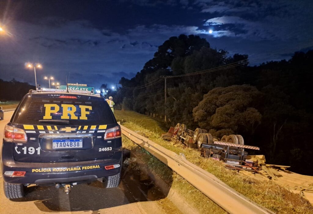 Motorista morre após caminhão tombar na BR-116, em Curitiba