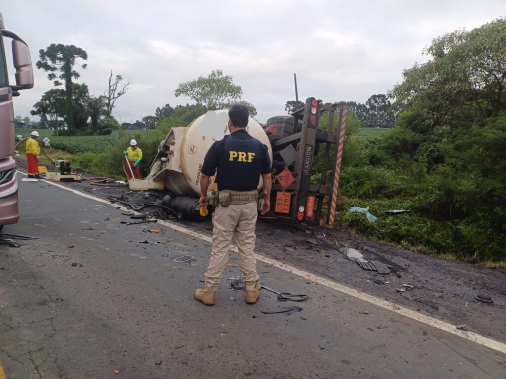 Motoristas morrem em acidente na BR-476; rodovia foi bloqueada por risco de explosão