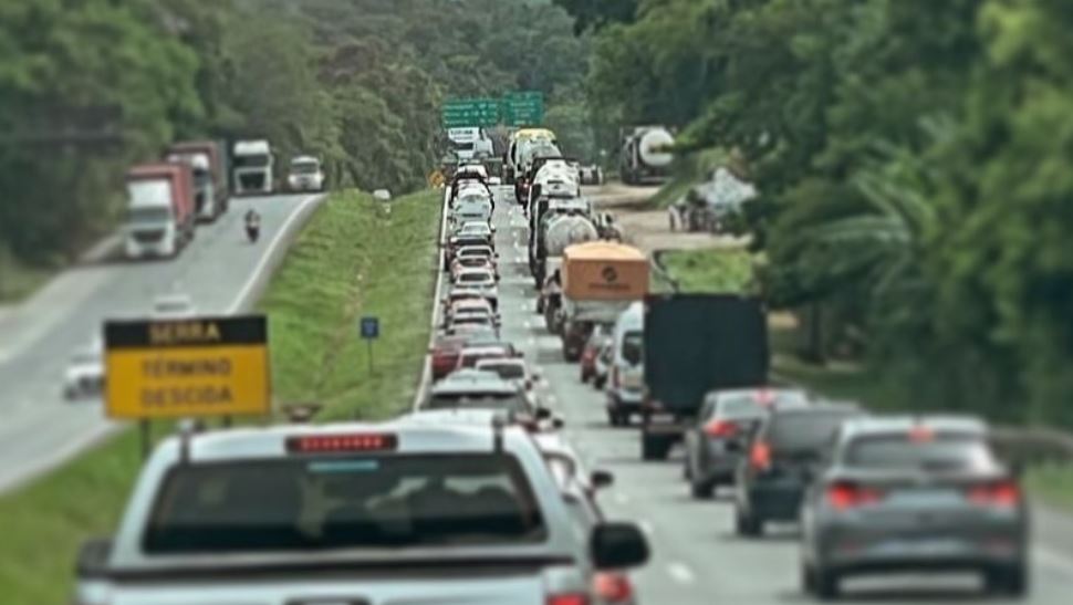 Movimento na BR-277: 45 mil veículos devem deixar o Litoral neste domingo (12)