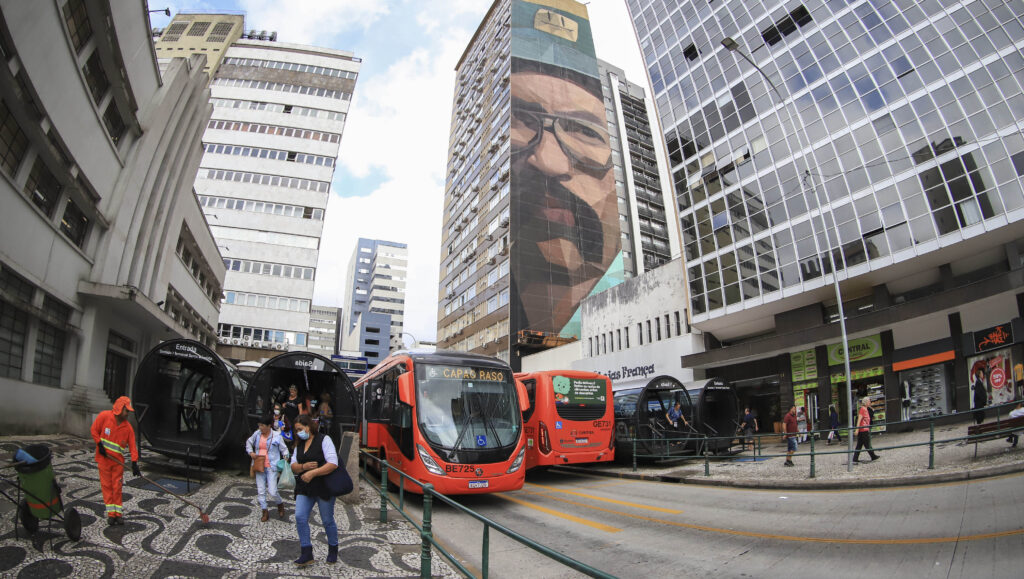 Número de assaltos nos ônibus de Curitiba caiu 97% em cinco anos