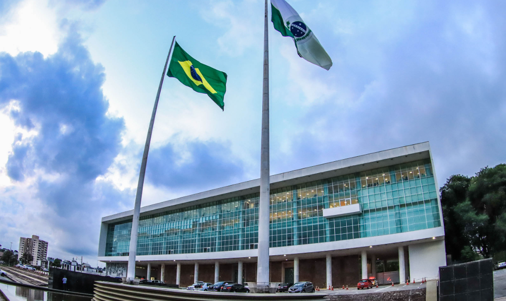 Nuvens negras rondam o Palácio Iguaçu