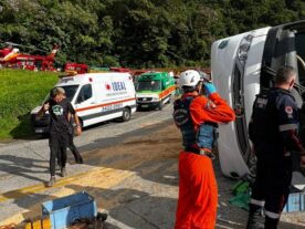 Ônibus para Beto Carrero tomba em Santa Catarina e deixa 24 feridos