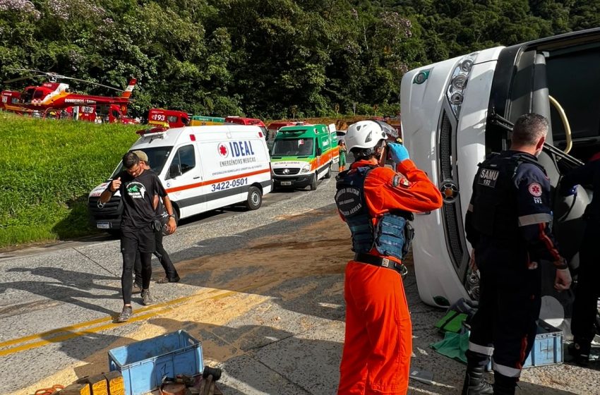 Ônibus que seguia ao Beto Carrero tomba em Santa Catarina e deixa 24 feridos