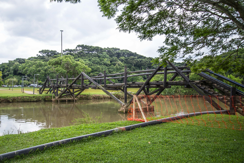 Ponte de madeira do Parque Barigui é interditada; veja motivação