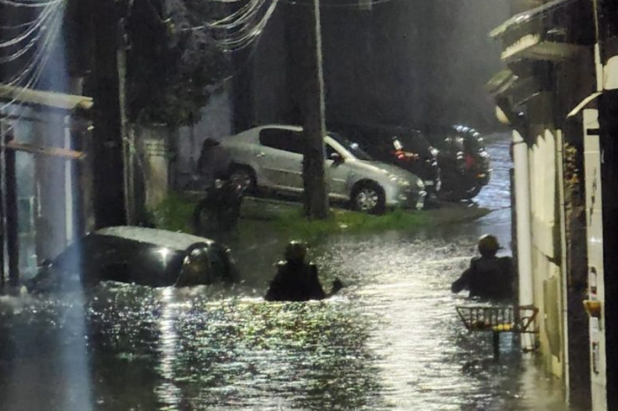 Prefeito de Paranaguá culpa empresa por alagamento em bairro da cidade