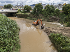 Prefeitura faz limpeza de rio para prevenir alagamentos em Curitiba rio atuba 3