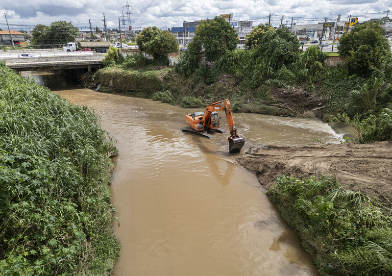 Prefeitura faz limpeza em rio para prevenir alagamentos em Curitiba