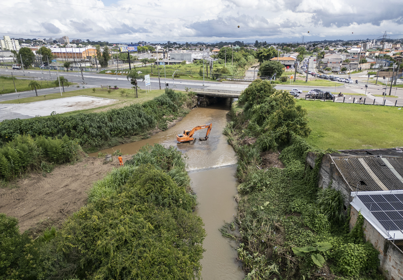 Prefeitura faz limpeza de rio para prevenir alagamentos em Curitiba rio atuba 3