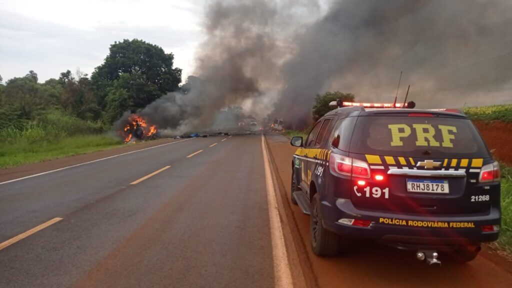 Veículos pegam fogo em grave acidente na BR-369, em Juranda