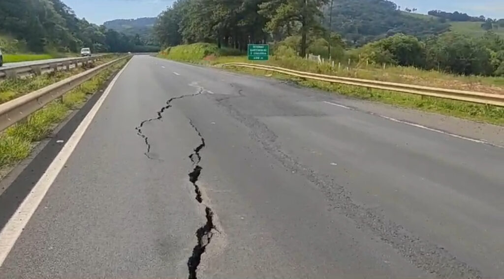 BR-376 segue sem previsão de liberação após afundamento de pista