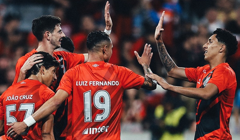 Lucas Di Yorio sai do fim da fila e vira artilheiro do Athletico no início do Paranaense