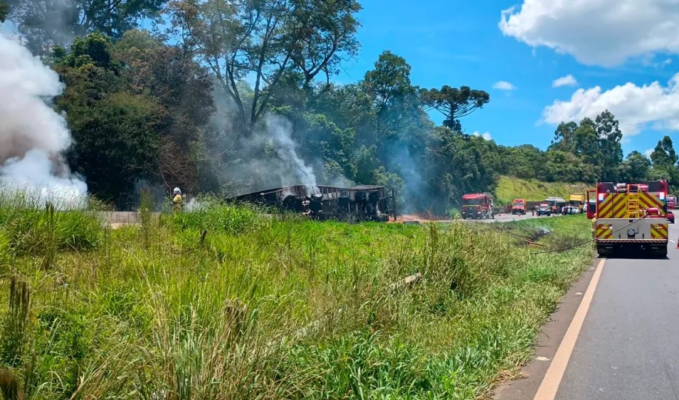 Caminhão pega fogo e interdita a BR-376