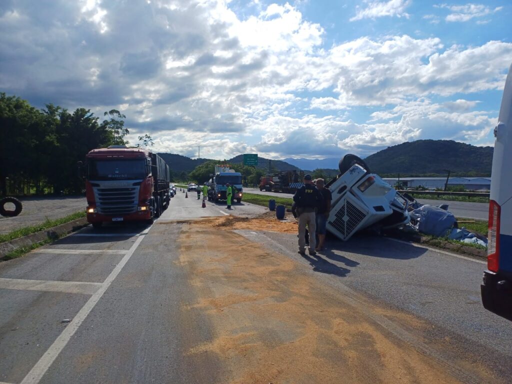 caminhão tomba em morretes sem vítimas