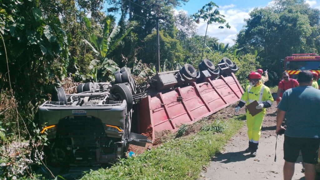 Dois caminhões tombam em trechos diferentes de rodovia em Morretes, litoral do Paraná