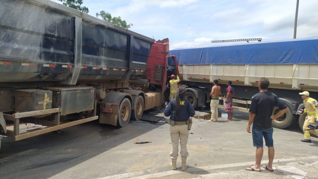 Motorista fica preso às ferragens por duas horas em acidente no Porto de Paranaguá