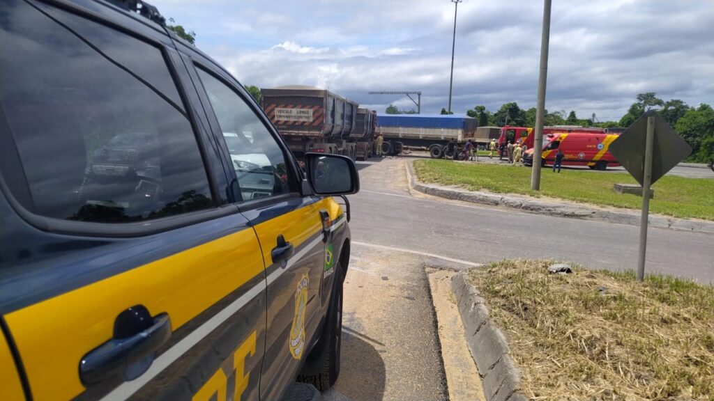 caminhoneiro preso ferragens acidente porto paranaguá