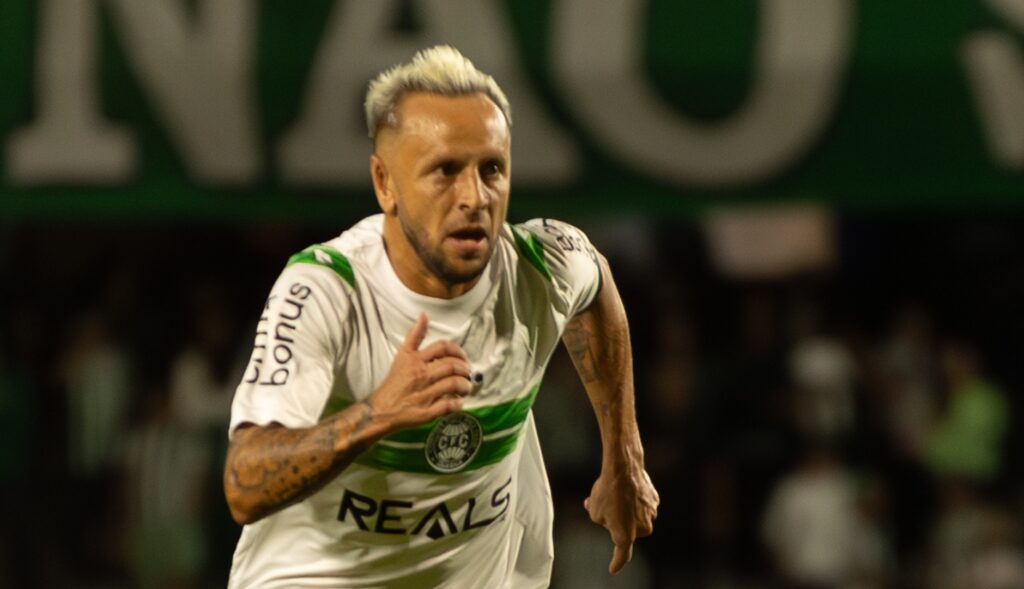 Rafinha reestreia pelo Coritiba após 20 anos, mas admite: “Longe da melhor forma”