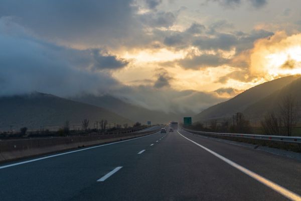 Empresário será indenizado em R$ 15 mil após cair com carro em buraco em rodovia no Paraná