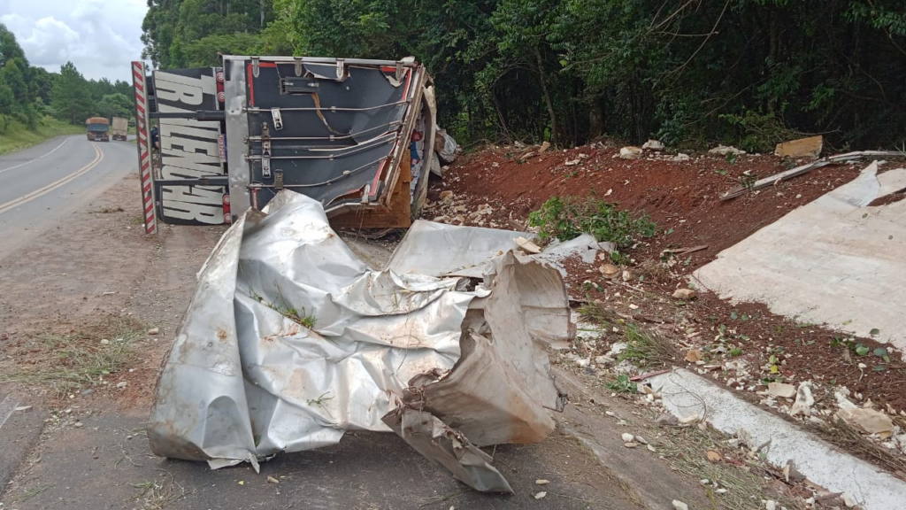 Jovem é socorrido de helicóptero após caminhão tombar na BR-153