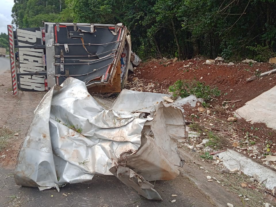 Jovem é socorrido de helicóptero após caminhão tombar na BR-153