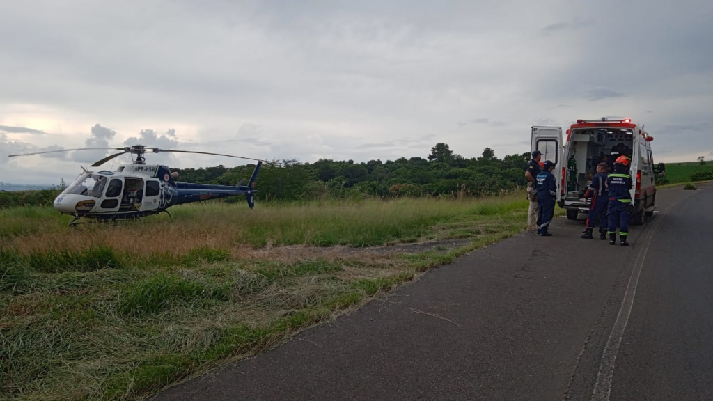 Jovem é socorrido de helicóptero após caminhão tombar na BR-153