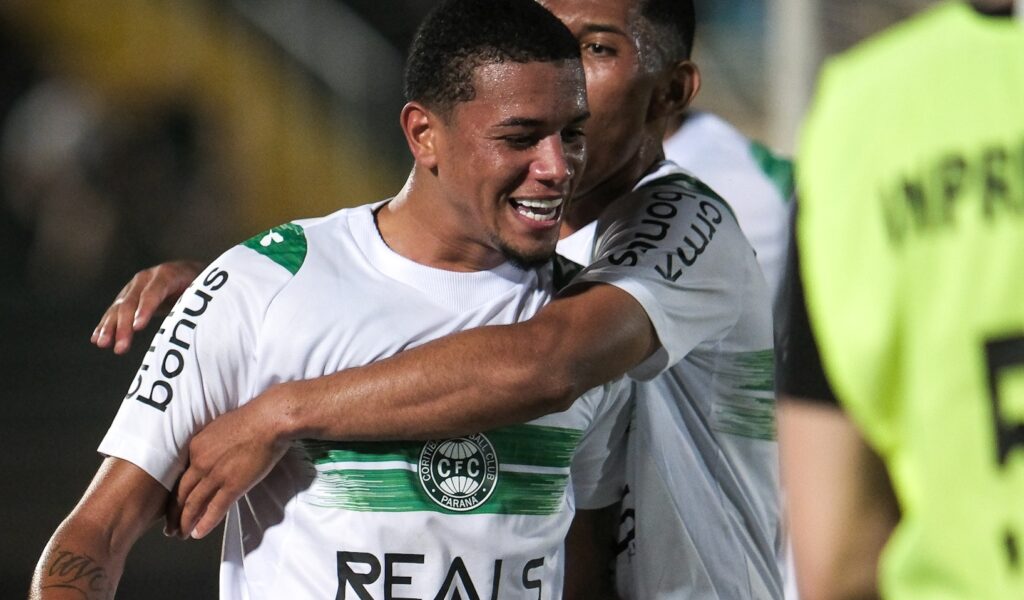 Coritiba poupa titulares, vence o Maringá e se recupera no Campeonato Paranaense