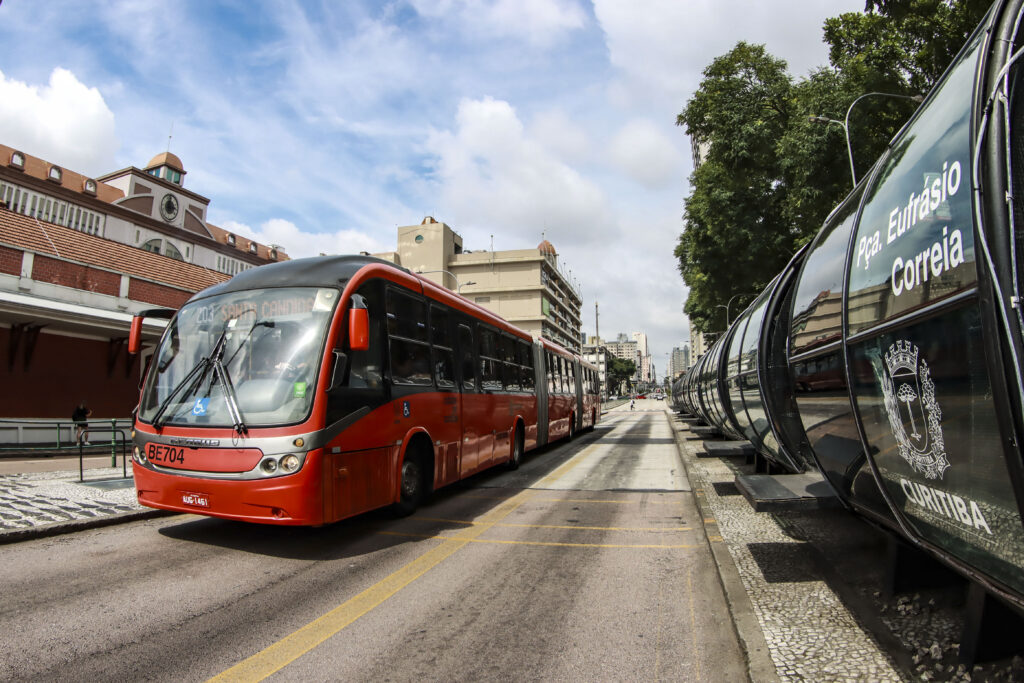 No primeiro dia, meia tarifa aumentou em 33% o número de passageiros nos ônibus de Curitiba