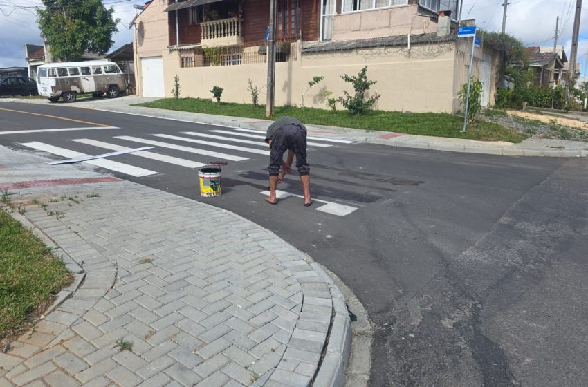 Rua que estava com pintura de “Pare” errada é repintada