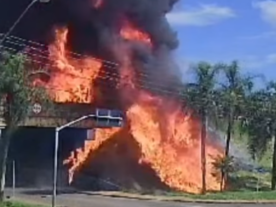 Caminhão-tanque explode em acidente em Arapoti; vídeo