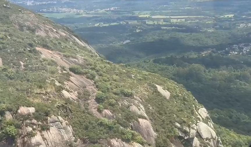 Homem é resgatado do Morro do Anhangava pendurado em helicóptero; assista!