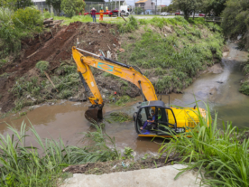 Prefeitura começa reconstrução de passarela derrubada pelas fortes chuvas 3