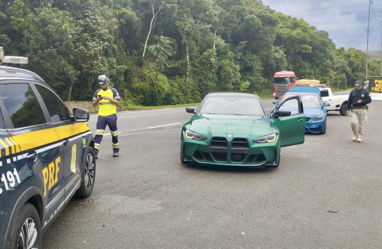 Vídeo: BMWs são flagradas pela PRF fazendo manobras perigosas