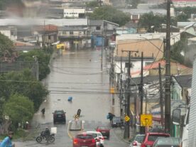 Curitiba registra pontos de alagamento após temporal