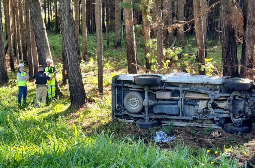 Ambulância a caminho de hospital capota na BR-116, na Grande Curitiba