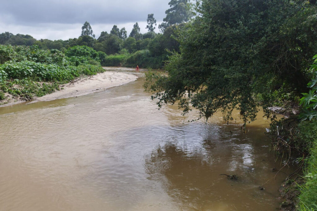 Após 3 dias de busca, adolescente continua desaparecido no Rio Barigui