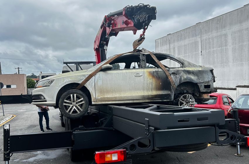 Carro de prefeito da RMC é destruído em incêndio