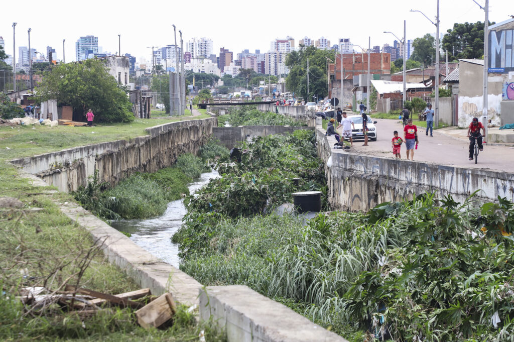 Prefeitura de Curitiba anuncia medidas para prevenir novos alagamentos no Parolin