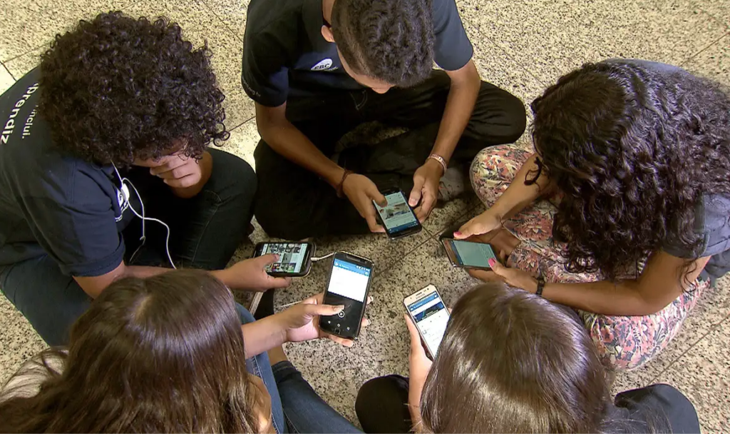 Volta às aulas sem celular: saiba como funciona a nova lei